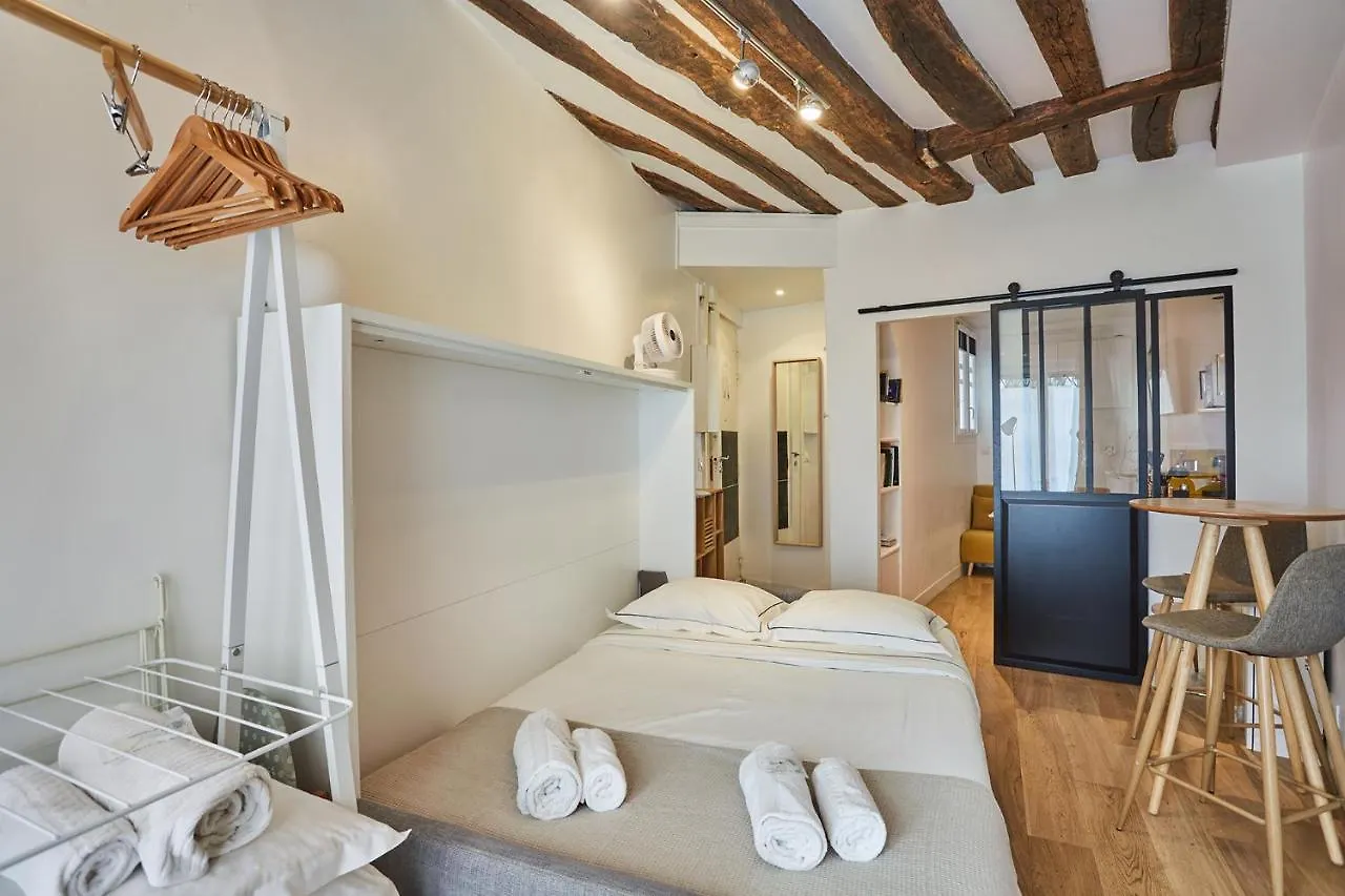 Studio Le Marais Renove / Paris Historique Apartment